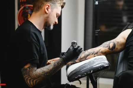Ergonomska oprema za tattoo majstore: Tetoviranje bez boli, sjedite kao profesionalac