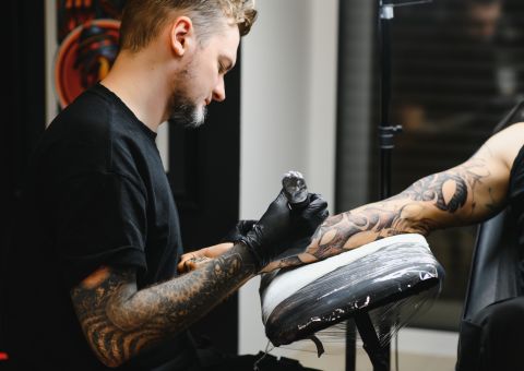 Ergonomska oprema za tattoo majstore: Tetoviranje bez boli, sjedite kao profesionalac